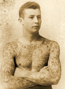 Muotokuva tatuoidusta miehestä